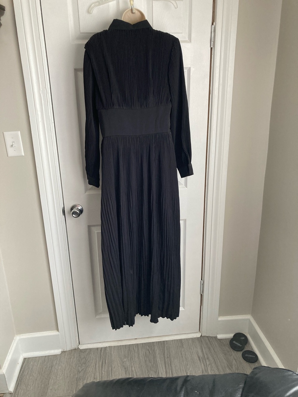 MODESEES Black Long-Sleeve Pleated Maxi Dress with Gold Button Waist Size Medium - Picture 8 of 10